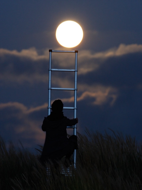闇夜に浮かぶ”月”で遊ぶ　遠近法を利用した満月や三日月の写真集003